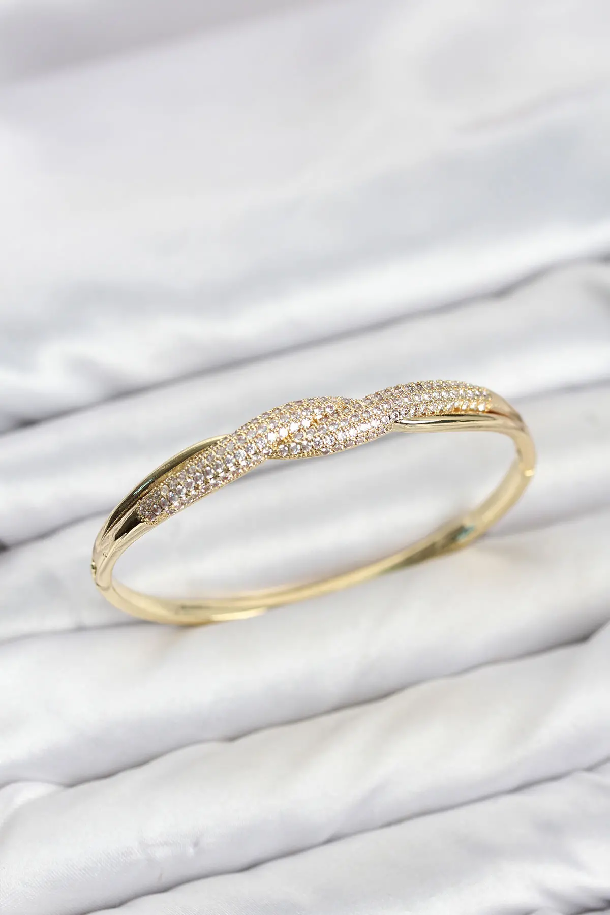 Gold Renk Zirkon Taşlı Sarmal Model Kadın Kelepçe Bileklik TJ-BB8635