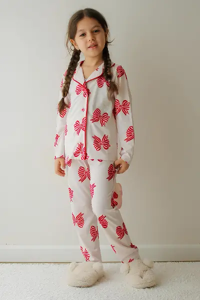 Kız Çocuk Pamuklu Süet Ekru Kelebek Desenli Gömlek Yaka Uyku Bantlı Düğmeli Uzun Kollu Pijama Takımı