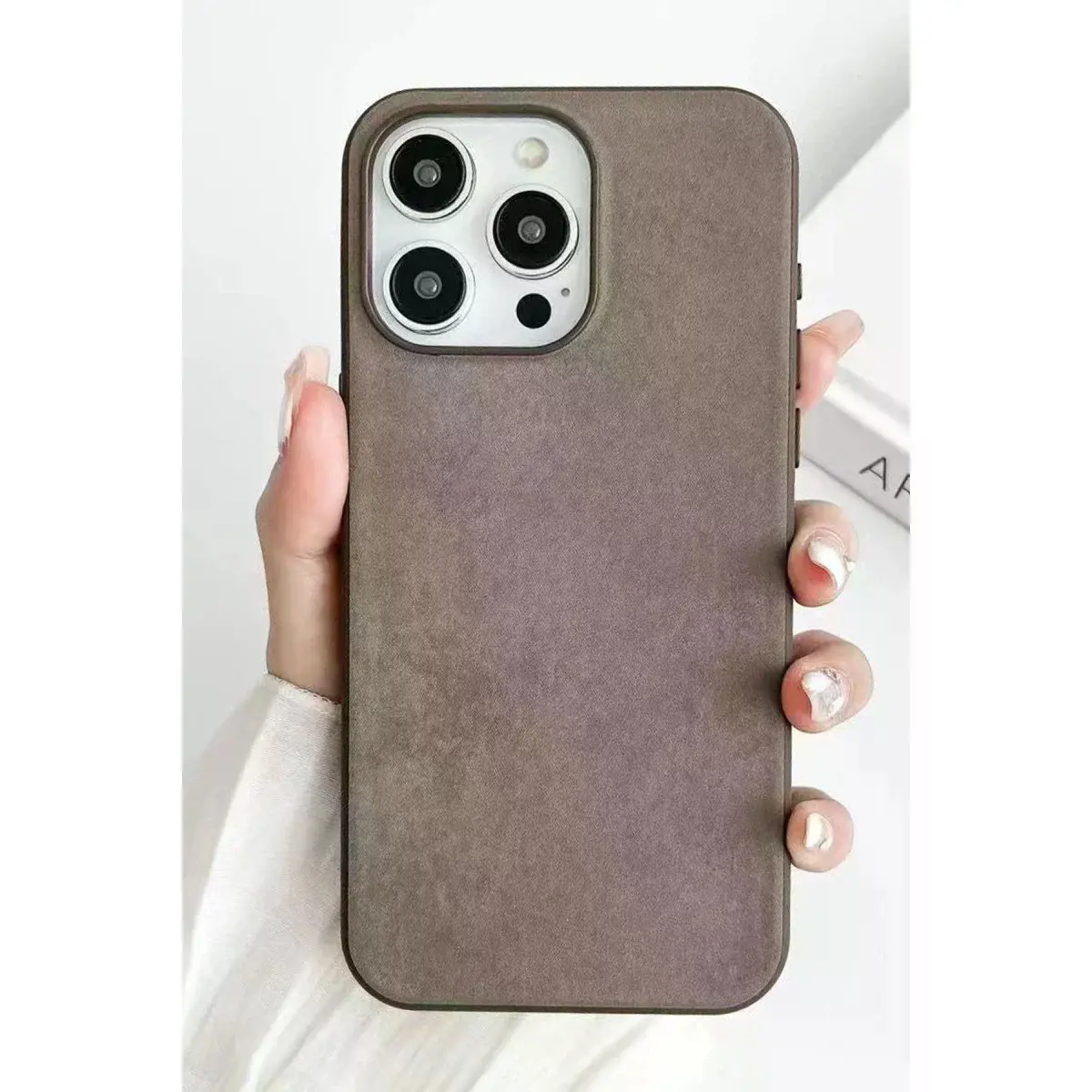 İphone 15 Pro Kılıf Karen Magsafe Kapak - Kahverengi