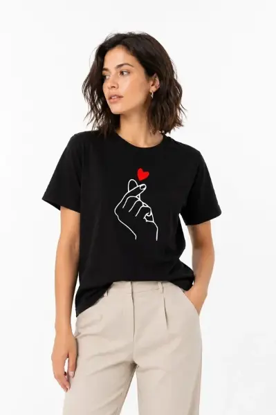 Kore Parmak Kalp Aşk Temalı Minimal Baskılı Tişört Yazlık Kısa Kol T-Shirt - Siyah