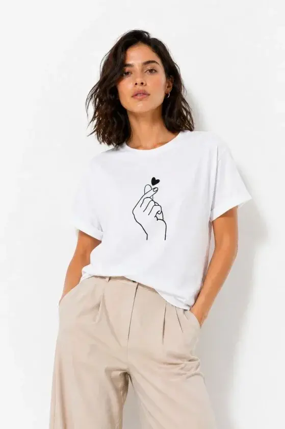 Kore Parmak Kalp Aşk Temalı Minimal Baskılı Tişört Yazlık Kısa Kol T-Shirt - Beyaz-1 Kore Parmak Kalp Aşk Temalı Minimal Baskılı Tişört Yazlık Kısa Kol T-Shirt - Beyaz-1