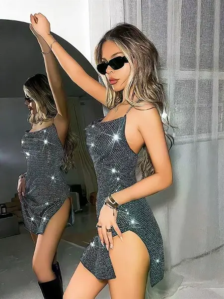 Özel Tasarım Gümüş Payetli Zincir Askılı Yırtmaçlı Parlak Işıltılı Mini Club Elbisesi