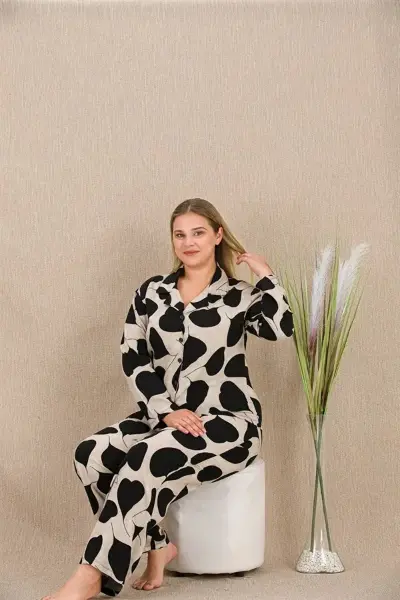 Büyük Beden Siyah Beyaz Kalp Desenli Düğmeli Uzun Kol Viskon Pijama Takımı