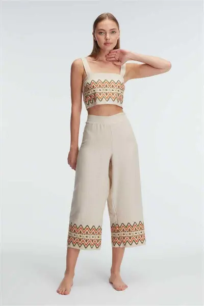 HERŞEYTREND Askılı Oyuk U Yaka Geometrik Yazlık Uzun Nakış Detaylı Pijama Takımı
