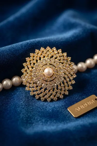 Gold Renk Zirkon Taşlı İnci Detaylı Kadın Broş TJ-BR505
