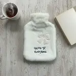 Hello Everyone Yazılı Kurdeleli Beyaz Peluş Sıcak Su Torbası 1 Lt – Yumuşak Kılıf, Uzun Süre Sıcak T-1