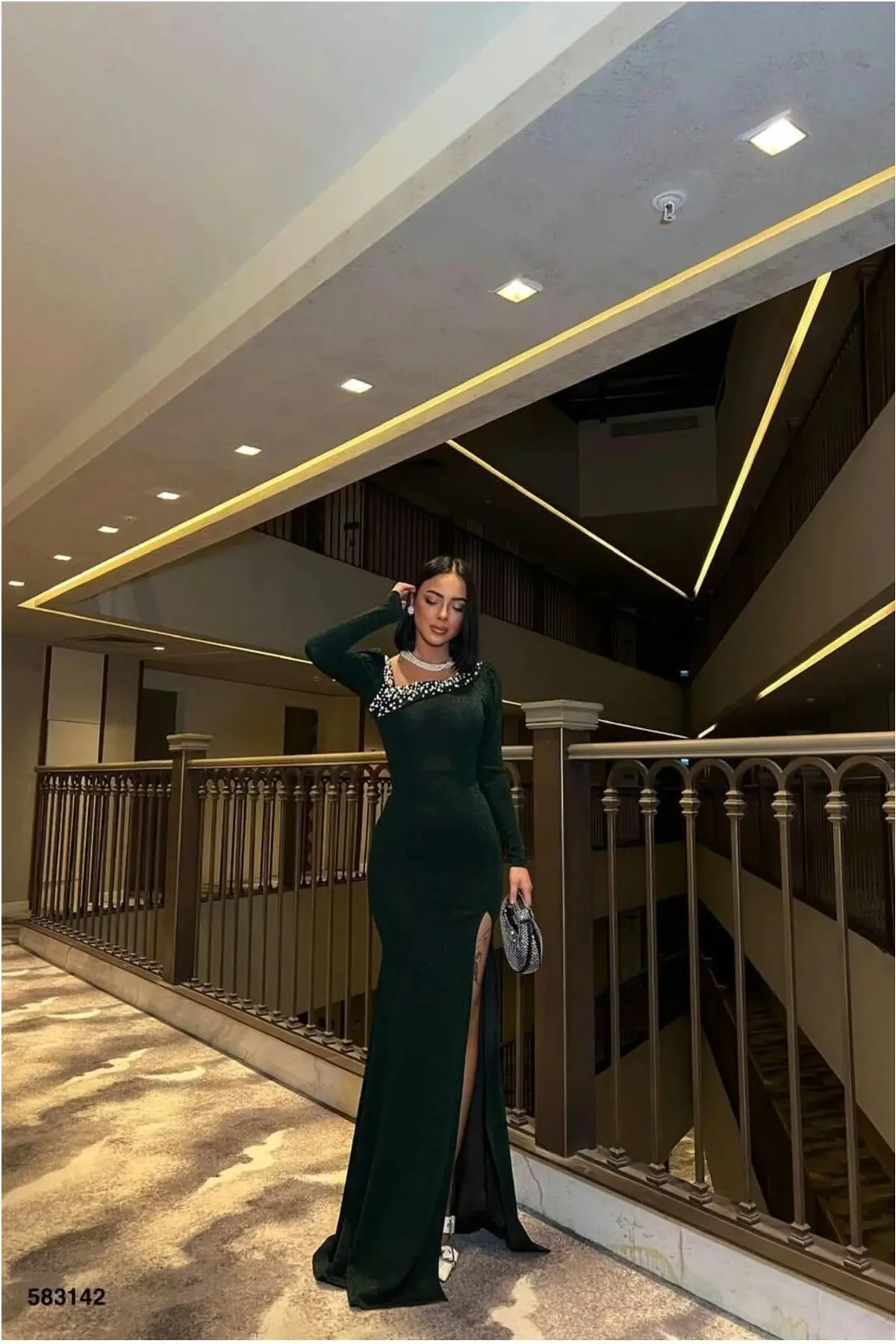 Kadın Modern Stil V Yaka Yırtmaçlı Uzun Kollu Abiye Elbise