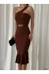 Kadın Özgün Tasarım Asimetrik Yaka Kolsuz Krep Kumaş Balık Kesim Midi Abiye Elbise-4