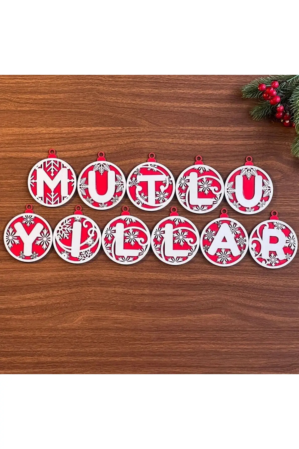 11 Harfli Kırmızı Beyaz İpli MUTLU YILLAR Yazılı Ahşap Yılbaşı Ağaç Süsü