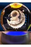 Dekoratif Ay Üstünde Astronot Tasarımlı Plastik Altlıklı Cam Küre-1