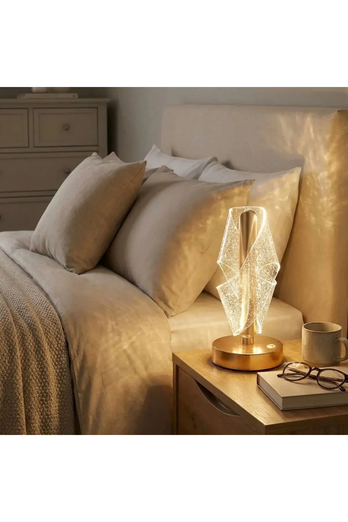 Çapraz Kavisli Ters Kristal Simli LED Masa Lambası – Gold Gövdeli, Dokunmatik, 3 Kademe Işık Ayarlı