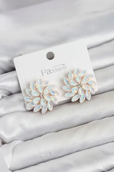 Beyaz Renk Kristal Taşlı Çiçek Model Kadın Küpe