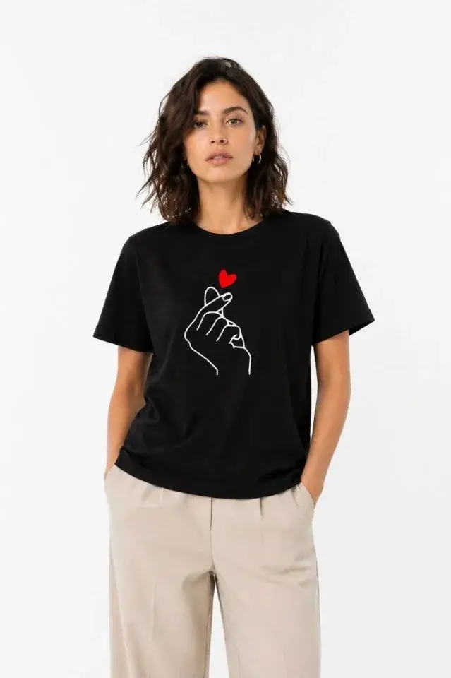 Kore Parmak Kalp Aşk Temalı Minimal Baskılı Tişört Yazlık Kısa Kol T-Shirt - Siyah